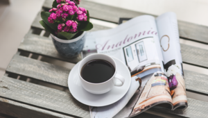 Bild von einem Kaffee und einer Zeitung